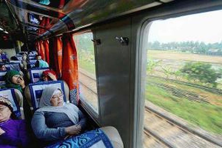 Penumpang dapat bersantai sambil bermain telepon seluler atau melihat pemandangan hamparan sawah saat menikmati perjalanan kereta wisata dalam rangkaian KA Cirebon Ekspres dari Jakarta menuju Cirebon, Sabtu (7/12/2013).