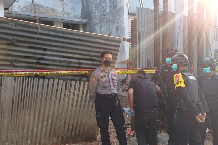 Polisi menjaga ketat tempat kejadian perkara (TKP) ledakan di Jalan Prahu, Setiabudi, Jakarta Selatan, Rabu (18/10/2023).