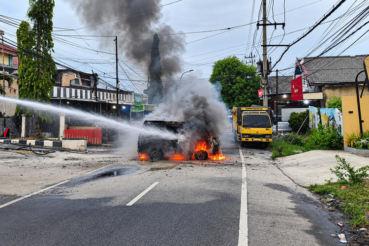 Mobil Terbakar di Pintu Keluar SPBU Pamekasan, Diduga Bawa Jeriken BBM