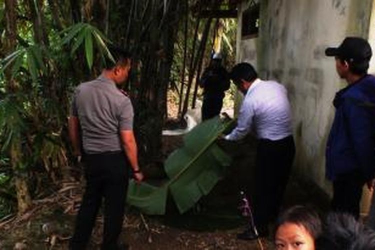 Petugas kepolisian tengah mengecek lokasi ditemukannya sesosok wanita terbakar, di Kampung Cikiray, RT 01/06, Desa Sukaraja, Kecamatan Sukaraja, Kabupaten Bogor, Rabu (10/9/2014). 
