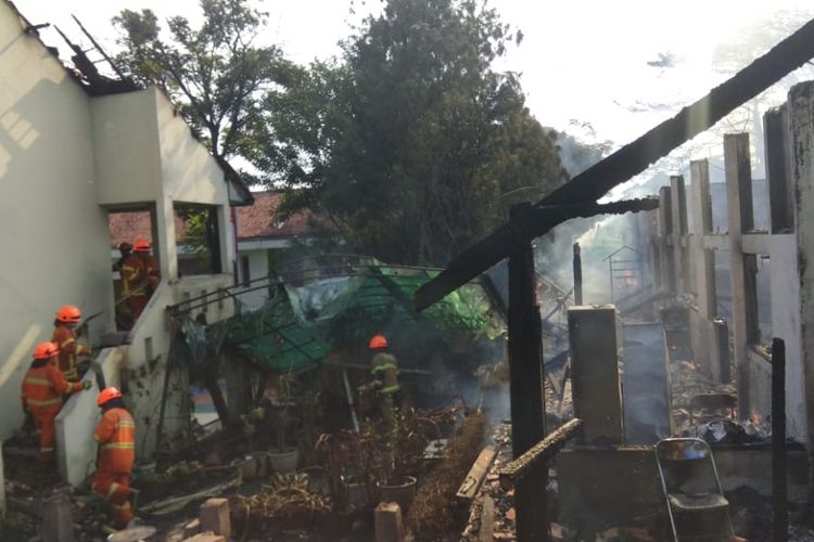 Petugas Diskar PB Kota Bandung tengah melakukan pendinginan sekaligus menyisir lokasi memastikan api yang membakar SMPN 50 Bandung, Padam.