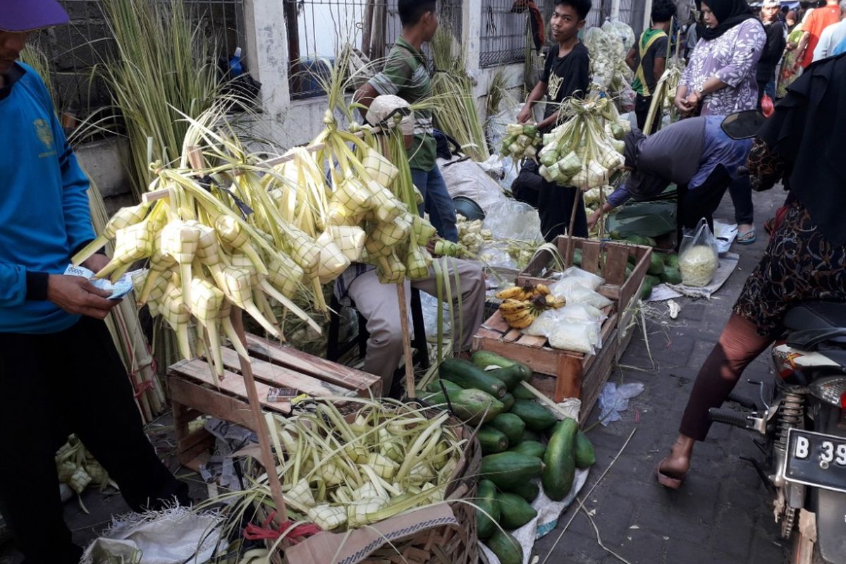 Pedagang ketupat musiman membanjiri Pasar Pondok Bambu, Jakarta Timur, pada Rabu (13/6/2018).