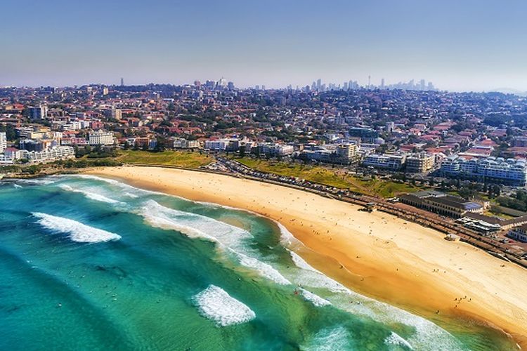 Ilustrasi Australia - Pantai Bondi di Sydney (SHUTTERSTOCK/Taras Vyshnya).