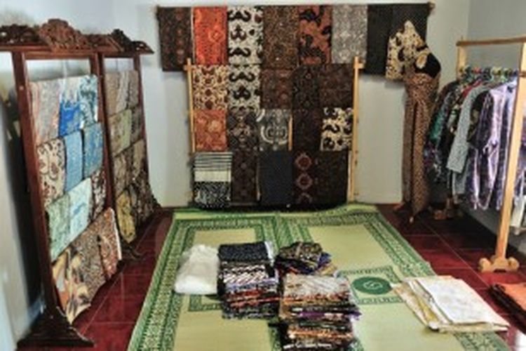 Batik tulis yang dihasilkan perajin Desa Giriloyo yang terletak di dekat Pemakaman Raja Jogja Imogiri Bantul, DIY.