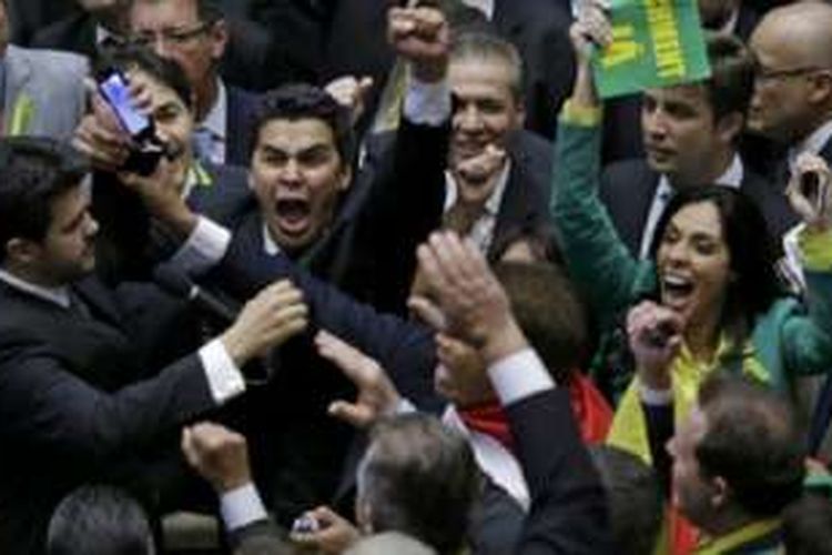 Sejumlah anggota parlemen Brasil bersorak tatkala jumlah suara yang dibutuhkan untuk memproses mosi pemakzulan presiden, tercapai.