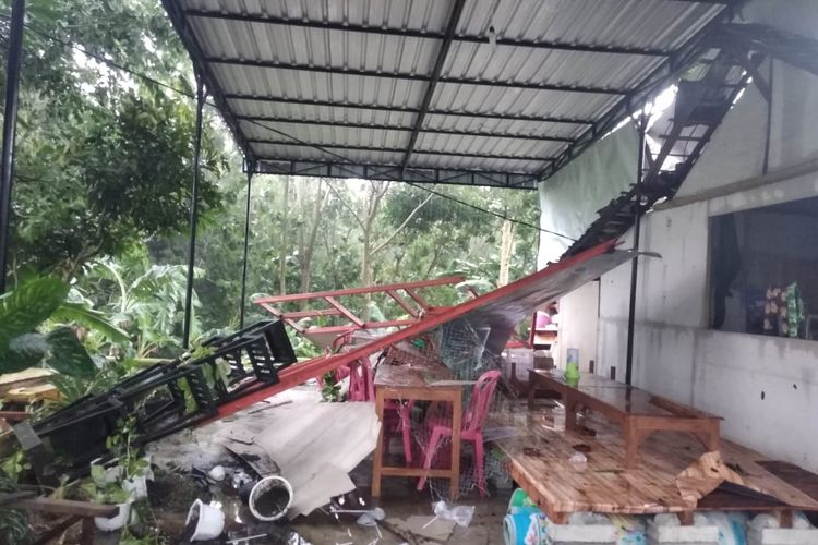 RUSAK-Inilah salah satu rumah milik warga Desa Kepatihan, Kecamatan Selogiri, Kabupaten Wonogiri yang rusak diterjang angin puting beliung kemarin.