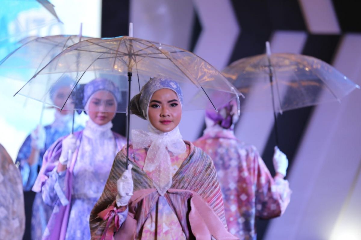 Salah satu karya perancang busana Brilianto di ajang Palembang Fashion Week 2019, Minggu (10/3/2019).