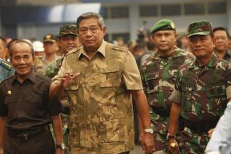 Presiden Susilo Bambang Yudhoyono tiba di Landasan Udara Roesmin Nurjadin, Pekanbaru, Riau, Sabtu (15/3/2014). Pesawat kenegaraan sudah bisa mendarat di Pekanbaru karena kabut asap kemarin mulai berkurang sehingga jarak pandang meningkat. Presiden meninjau salah satu lokasi kebakaran hutan di Rimbo Panjang. 