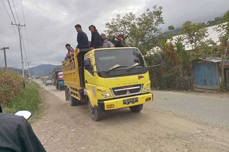 Beberapa warga Kampung Bomomani, Distrik Mapia, tengah menuju Nabire untuk mengungsi, Dogiyai, Papua Tengah, Minggu (22/1/2023)