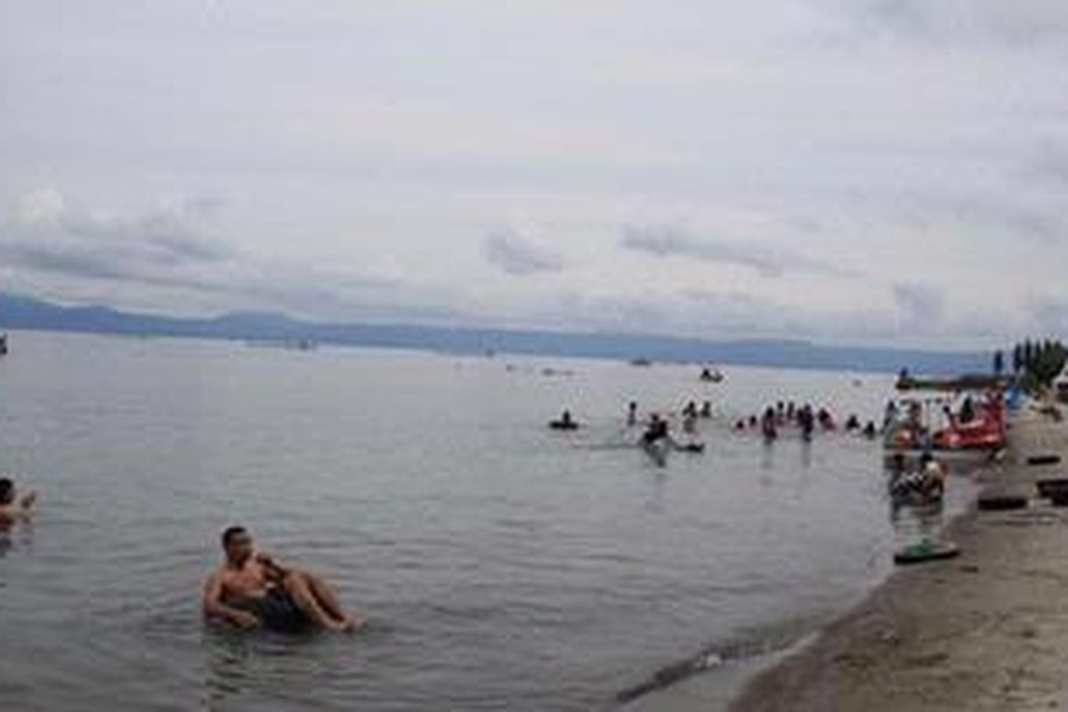Pantai Pasir Putih, Samosir, Sumatera Utara.