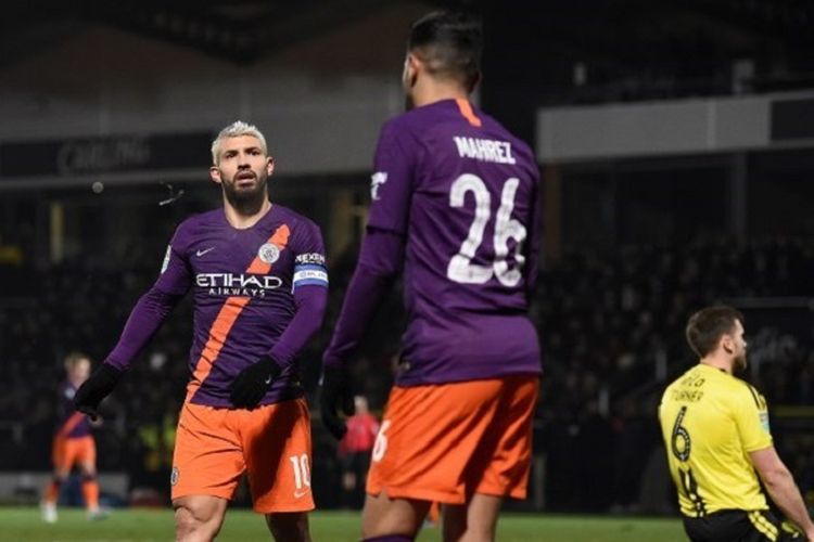 Sergio Aguero merayakan golnya bersama Riyad Mahrez pada pertandingan Burton vs Albion vs Manchester City di Stadion Pirelli dalam semifinal Piala Liga Inggris, 23 Januari 2019. 