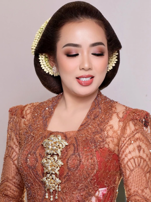 Penampilan Soimah saat menikahkan anak jadi sorotan. Kebaya, sanggul, dan riasannya dinilai kental dengan pakem adat Jawa.
