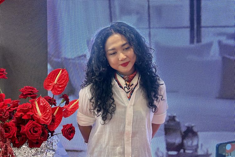 Desainer sekaligus Creative Director ASTISURYA, Asti Surya dalam acara POND’S Age Miracle & JFW Hadirkan “The Revival of Miracles” di Plaza Indonesia, Jakarta Pusat, Senin (20/10/2025).