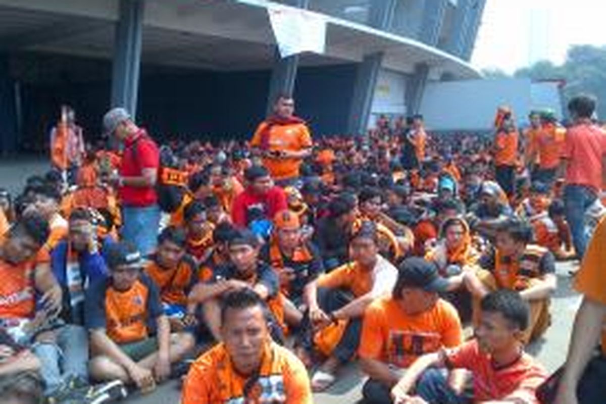 Ribuan simpatisan pendukung Persija Jakarta tengah beristirahat di depan Stadion Gelora Bung Karno (GBK), Senayan, Jakarta Selatan.