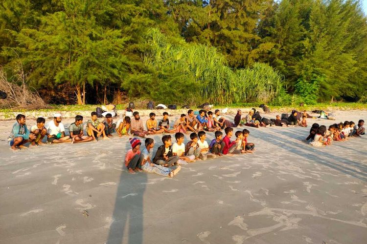 Imigran Rohingya mendarat di perairan Desa Kuala Parek, Kecamatan Sungai Raya, Kabupaten Aceh Timur, Provinsi Aceh, Kamis (1/2/2024).