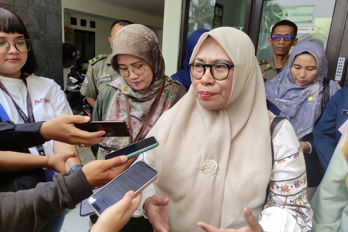 Sekretaris Daerah Kota Bogor Sarifah Sofiah saat menjenguk korban dugaan keracunan makanan di Puskesmas Cipaku, Selasa (4/6/2024).