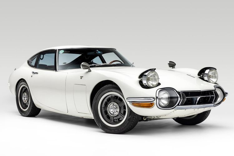 Toyota 2000GT tahun 1968 juga dijual seharga 850.000 dollar AS atau Rp 12,1 miliar.