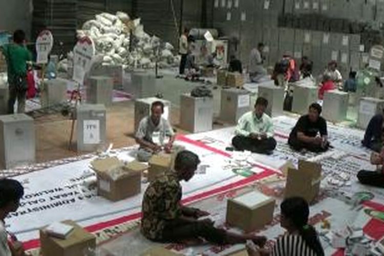 Petugas sedang melipat kertas suara untuk Pilkada di Kota Solo