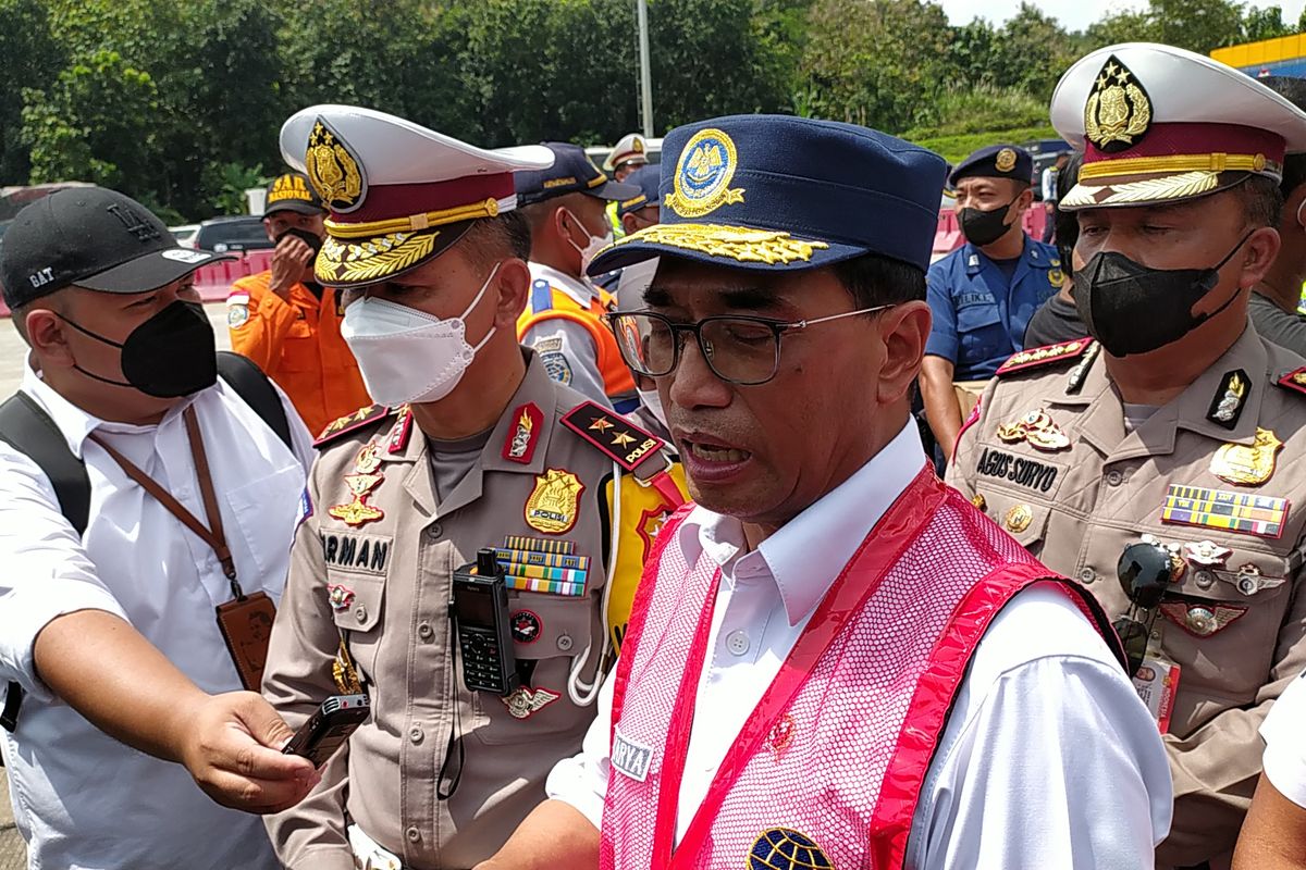 Menteri Perhubungan Budi Karya Sumadi saat peninjauan Tol Kalikangkung, Sabtu (23/4/2022)