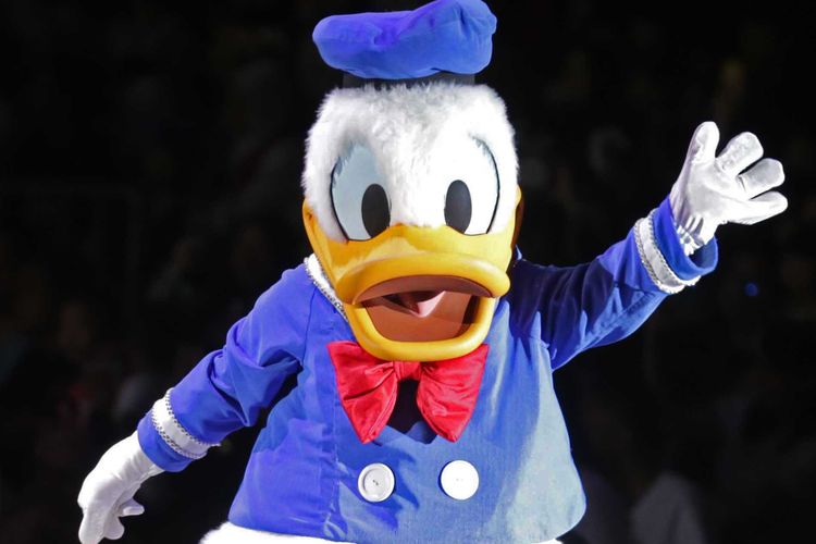 Penampilan karakter Donald Duck saat acara Disney On Ice Mickey Super Celebration di ICE BSD Serpong, Banten, Rabu (24/04/2019). Pertunjukan ice skating dari sejumlah karakter Disney seperti, Mickey Mouse, Minnie Mouse, Goofy, Donald Duck, dan lain-lain akan berlangsung dari 24 hingga 28 April 2019.
