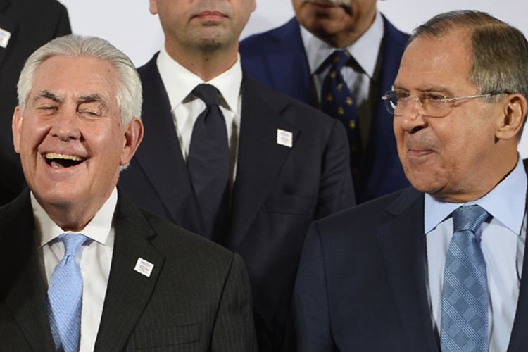 Menteri Luar Negeri AS Rex Tillerson (kiri) dan Menteri Luar Negeri Rusia Sergei Lavrov saat hadir dalam pertemuan Menlu G20. 