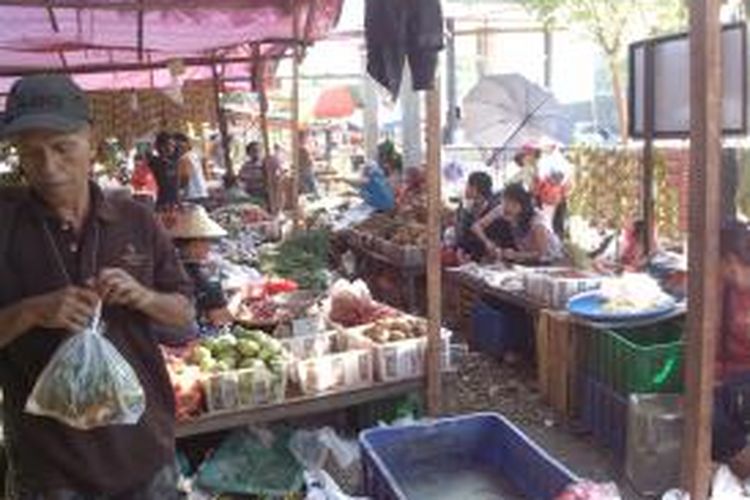 Para pedagang yang baru kembali mulai.berjualan pasca libur lebaran memenuhi lokasi binaan Pasar Minggu dan sekitarnya. Pedagang meningkat 50 persen dari 80 menjadi 120 pedagang.Area lokbin penuh hingga beberapa.diantara pedagang menggunakan pos lokasi binaan sebagai tempat dagang, Jakarta, Senin (19/8/2013).