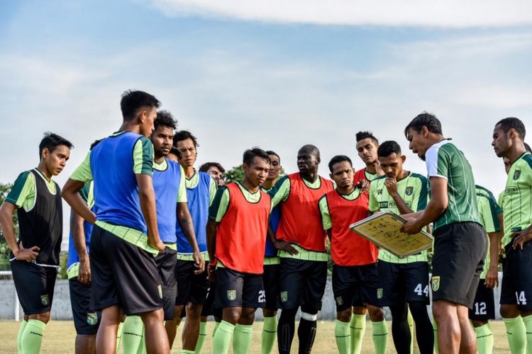 Asisten Pelatih Persebaya Surabaya, Bejo Sugiantoro memberikan arahan kepada para pemain saat menggelar sesi latihan di Stadion Jenggolo, Sidoarjo. 