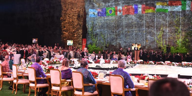 Presiden Joko Widodo beserta Ibu Iriana Joko Widodo menjamu langsung santap malam para pemimpin negara-negara G20, organisasi internasional, dan undangan lainnya yang diadakan di Garuda Wisnu Kencana (GWK), Kabupaten Badung, Provinsi Bali, Selasa (15/11/2022).