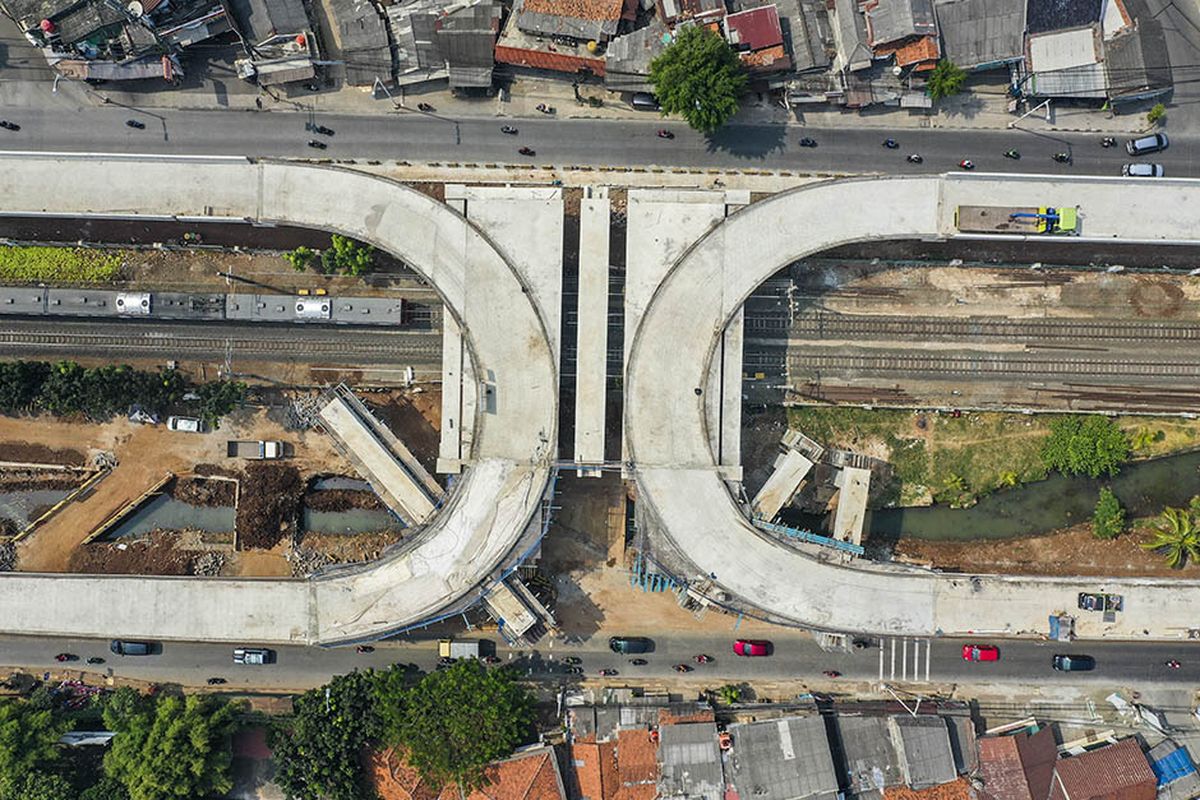 Foto aerial pembangunan jalan layang tapal kuda di kawasan Lenteng Agung, Jakarta, Rabu (5/8/2020). Menurut Gubernur DKI Jakarta Anies Baswedan, progres pembangunan jalan layang tapal kuda di Lenteng Agung sudah mencapai 75 persen dan ditargetkan selesai pada bulan Desember 2020.