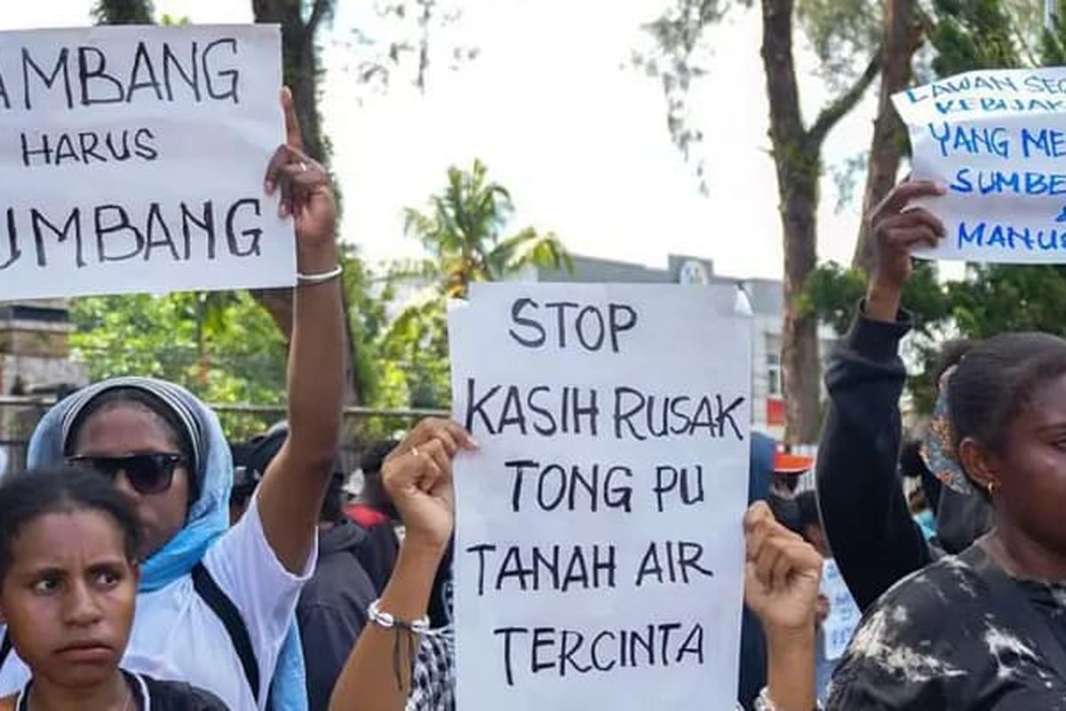 Demonstrasi warga Sorong menolak pertambangan di Raja Ampat, Selasa (10/06).