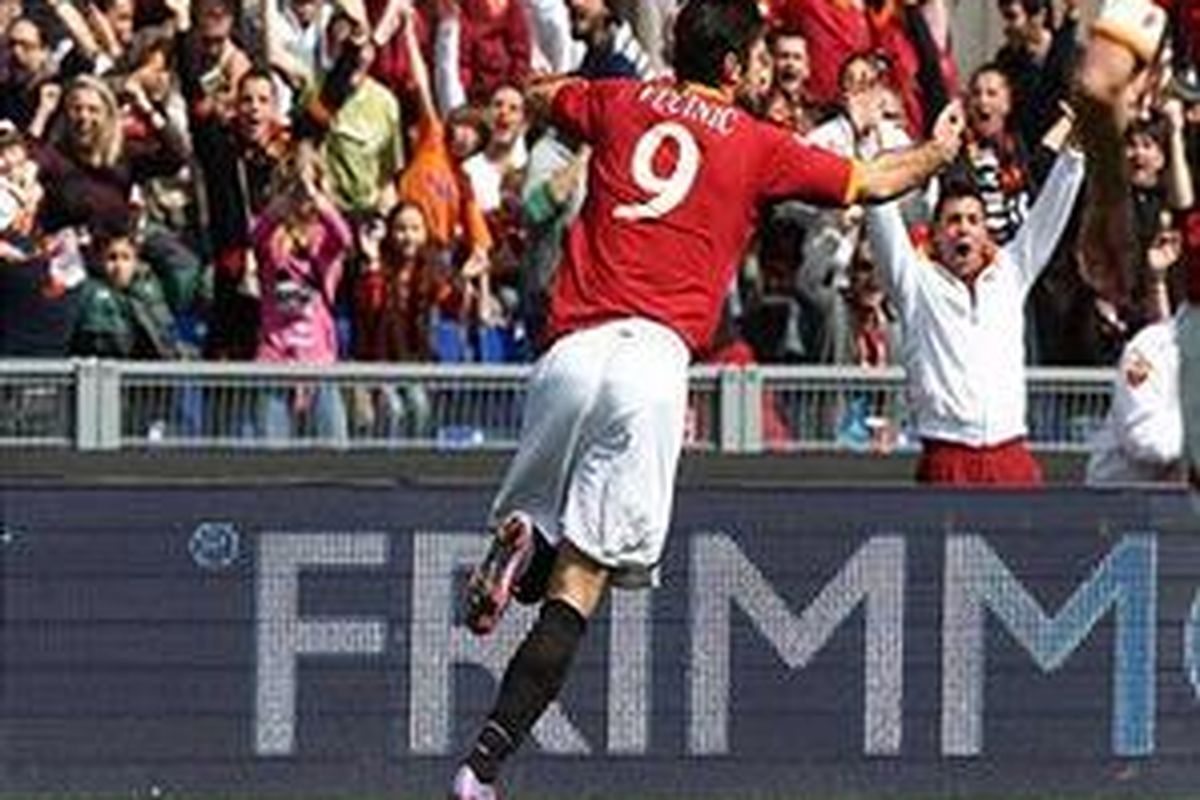 Penyerang AS Roma, Mirko Vucinic, merayakan golnya ke gawang Atalantas, dalam duel Serie-A, Minggu (11/4/2010).