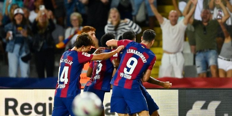 Para pemain Barcelona merayakan gol Joao Cancelo pada laga Liga Spanyol kontra Celta Vigo di Stadion Olympic Lluis Companys pada Sabtu (23/9/2023).