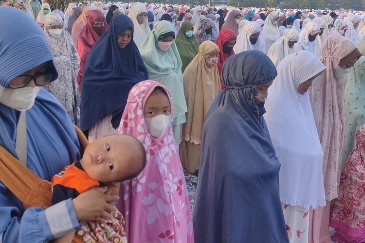 Shalat Id khidmat di alun-alun Wates, Kabupaten Kulon Progo, Daerah Istimewa Yogyakarta.