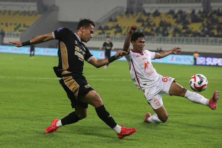 Pesepak bola Malut United Tri Setiawan (kanan) berusaha mengadang tembakan pesepak bola Dewa United Egy Maulana Vikri (kiri) pada pertandingan Super League 2025/2026 di Banten International Stadium, Kabupaten Serang, Banten, Sabtu (9/8/2025). Malut United menang atas tim tuan rumah Dewa United dengan skor akhir 3-1. ANTARA FOTO/Angga Budhiyanto/rwa.