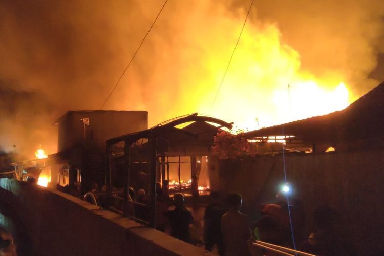 Tiga rumah warga di Pasar Kliwon Solo ikut dilalap api usai gudang rongsok terbakar, Selasa (3/10/2023). 
