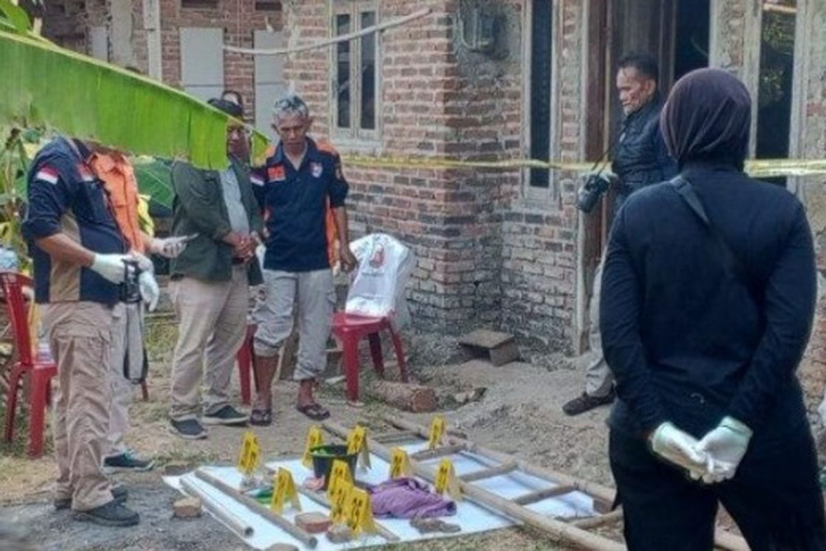 Inafis Polda Jabar sedang melakukan olah TKP di Rumah Kakek Rauf di Dusun Parigi 2 Desa Parigimulya Kecamatan Cipunagara Subang.