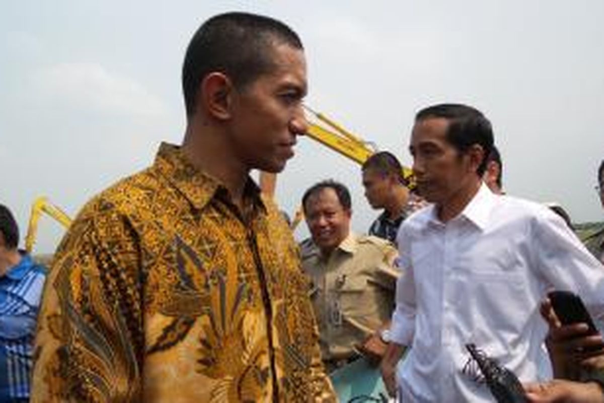 Kepala Detasemen Paspampres Mayor Anan menjelaskan pola pengamanan presiden terpilih Joko Widodo di sela blusukan di Waduk Rawa Kendal, Jakarta Utara, Selasa (26/8/2014).