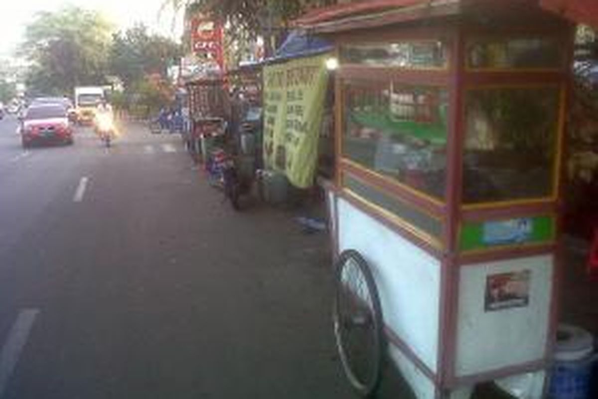 Meski ada larangan berjualan di badan jalan, para pedagang kaki lima tetap berjualan di Jalan KS Tubun Raya, Kelurahan Petamburan, Kecamatan Tanah Abang, Jakarta Pusat, Senin (19/8/2013) sore.