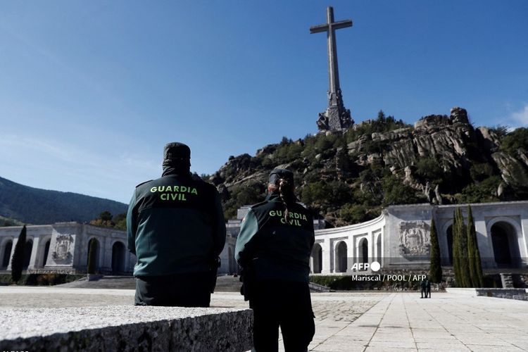 Pengawal Sipil Spanyol berdiri di luar mausoleum Valle de los Caidos (Valley of the Fallen) di San Lorenzo del Escorial pada 24 Oktober 2019, saat penggalian diktator Spanyol Francisco Franco.