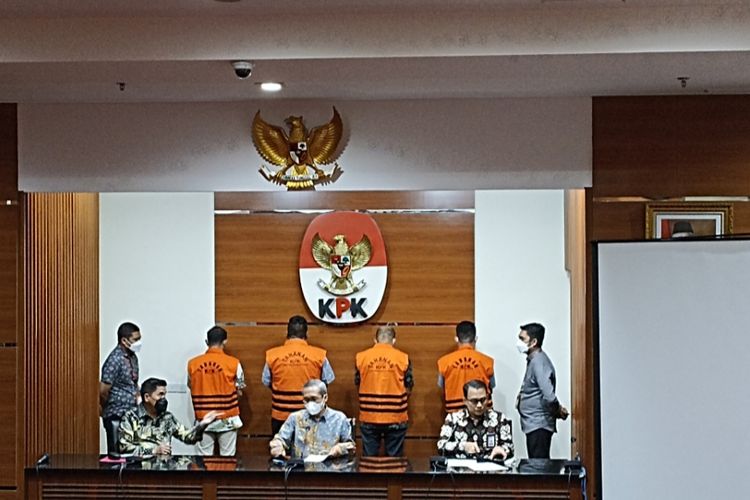 KPK mengumumkan Kepala BPK Sulsel dan anak buahnya serta Sekretaris Dinas PUTR Sulsel sebagai tersangka suap, Kamis (18/8/2022).