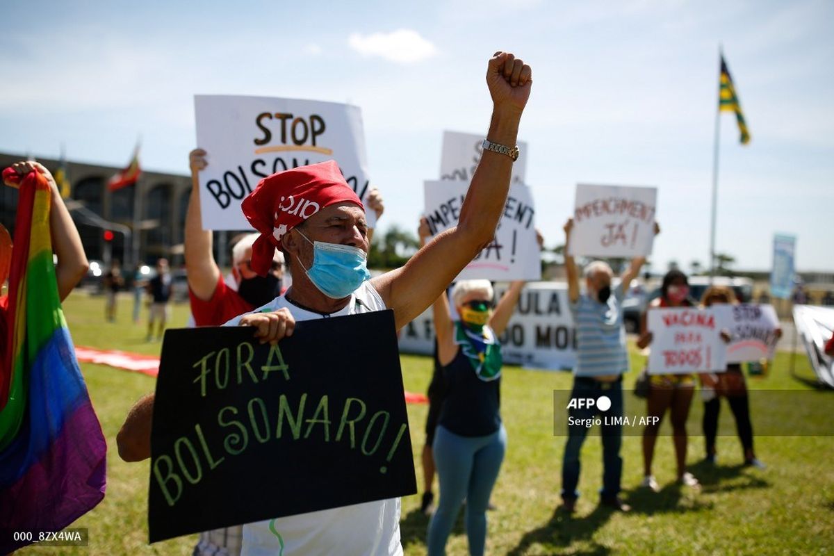 Demonstran memprotes Presiden Brasil Jair Bolsonaro dan penanganannya terhadap pandemi virus corona di Brasilia, pada  Minggu (31/1/2021). Covid-19 telah menewaskan sedikitnya 2.219.793 orang di seluruh dunia, termasuk 223.945 di Brasil, sejak wabah itu muncul di China pada Desember 2019, menurut penghitungan dari sumber resmi yang dikumpulkan oleh AFP.