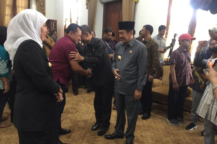 Wabup Sidoarjo Nur Ahmad Syaifudin (tengah) ditunjuk sebagai Plt Bupati Sidoarjo menggantikan Saiful Ilah.
