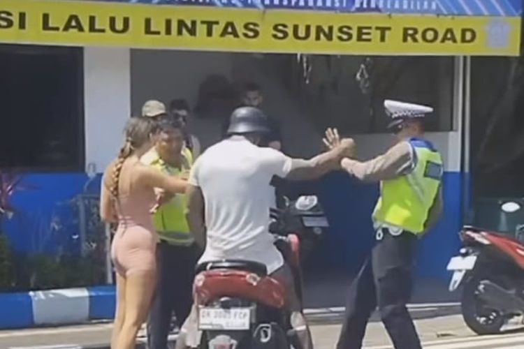 Tangkapan layar video viral WNA dorong polisi lalu lintas di Jalan Sunset Road, Kuta, Badung, Bali, pada Senin (18/9/2023). /Dok.istimewa 