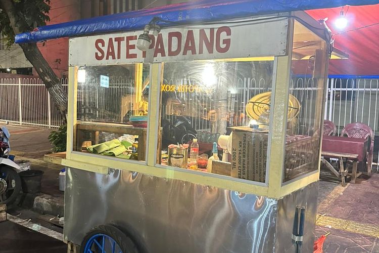 Gerobak baru penjual Sate Padang Pak Rayo di Cideng, Gambir, Jakarta Pusat.