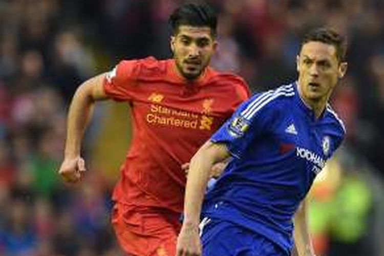 Gelandang Chelsea, Nemanja Matic (depan), mendapatkan penjagaan dari pemain Liverpool, Emre Can, dalam lanjutan Premier League di Stadion Anfield, Rabu (11/5/2016) waktu setempat.