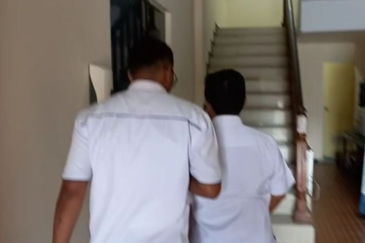 Mantan Sekretaris Daerah Maluku, Hamin Bin Tahir saat memasuki ruang penyidik untuk menjalani pemeriksaan di kantor Direktorat Reserse Kriminal Khusus (Ditkrimsus) Polda Maluku, Selasa (27/9/2022)