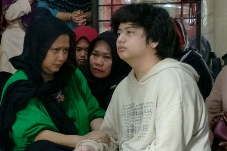 Istri almarhum Yon Koeswoyo, Bonita Angelia bersama putranya, Bela Aron, di rumah duka Di jalan Salak, Pamulang, Tangerang Selatan, Jumat (5/1/2018).