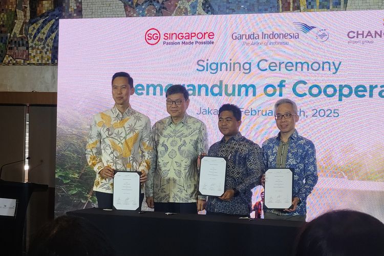 Penandatanganan nota kesepahaman antara Singapore Tourism Board dengan maskapai Garuda Indonesia dan Changi Airport Group di Hotel Indonesia Kempinski, Jakarta Pusat, Selasa (11/2/2025). 