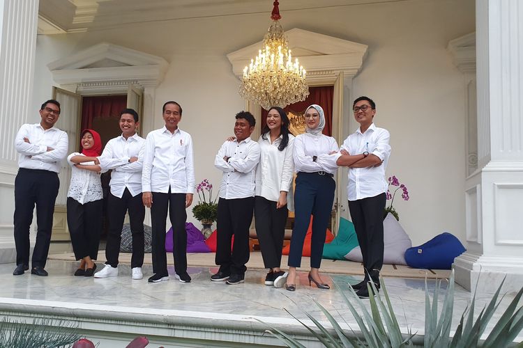 Presiden Joko Widodo memperkenalkan 7 orang yang menjadi staf khususnya. Pengumuman itu dilakukan di beranda Istana Merdeka, Jakarta, Kamis (12/11/2019).