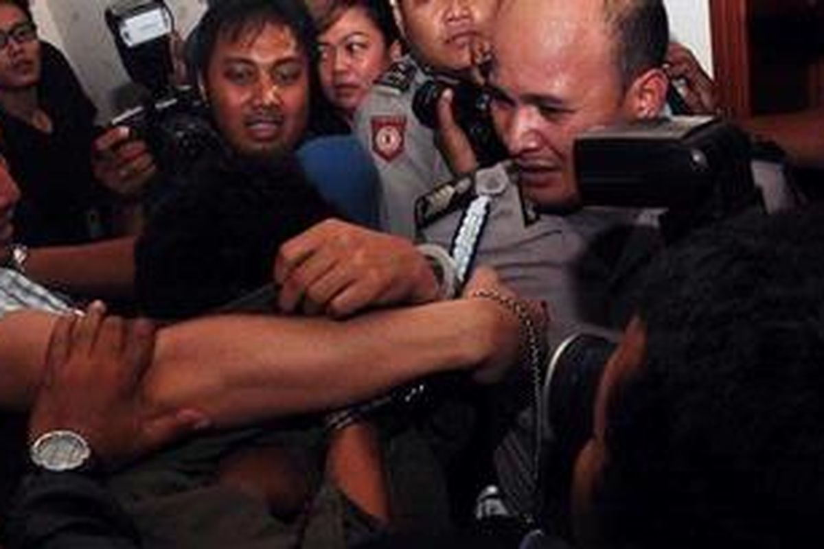 Tersangka pembacok siswa SMA 6, Alawy Yusianto Putra, FR tiba di Polres Jakarta Selatan, Kamis (27/9/2012). FR ditangkap pada Rabu (26/9/2012) malam di Yogyakarta. FR akan dijerat Pasal 170 KUHP tentang pengeroyokan, Pasal 351 Ayat 3 KUHP tentang penganiayaan yang menyebabkan seseorang meninggal dunia, dan Pasal 338 KUHP tentang pembunuhan. 